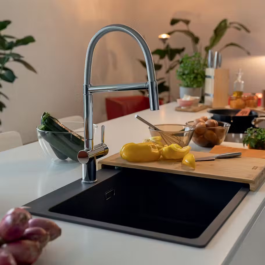 Detail drezu Franke Fragranite Šedá bridlica s elegantnou čiernou batériou